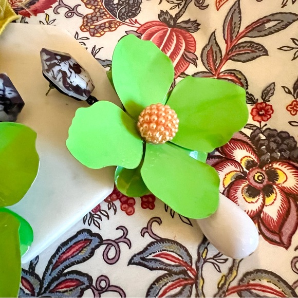 New! Oversized Summer Floral Statement Earrings 🌺🌼🌸 - Picture 8 of 16